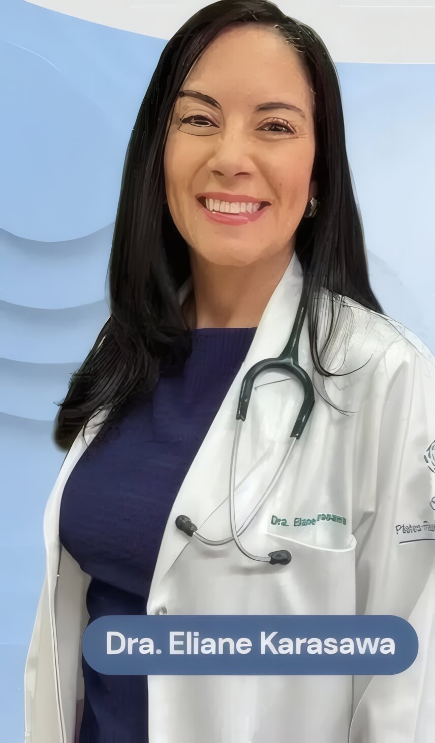 Dra. Eliane Karasawa, fisioterapeuta, sorrindo de jaleco branco