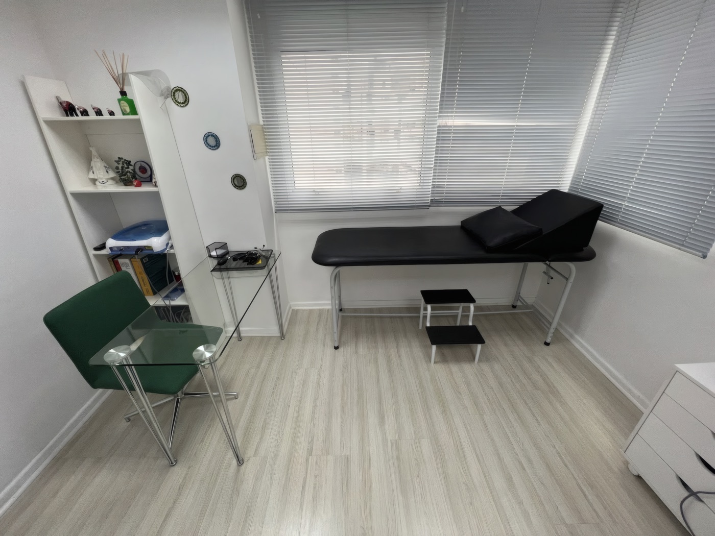 Sala de fisioterapia da clínica, com maca e equipamentos
